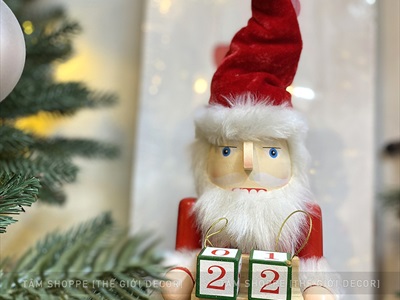 Mô hình Chú lính chì cầm lịch gỗ đếm ngày đến Giáng Sinh C40cm MHDB-XMAS-09